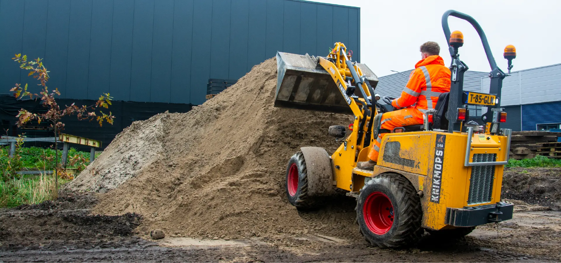 Knikmops KM140 compact kniklader in actie bij grondverzet